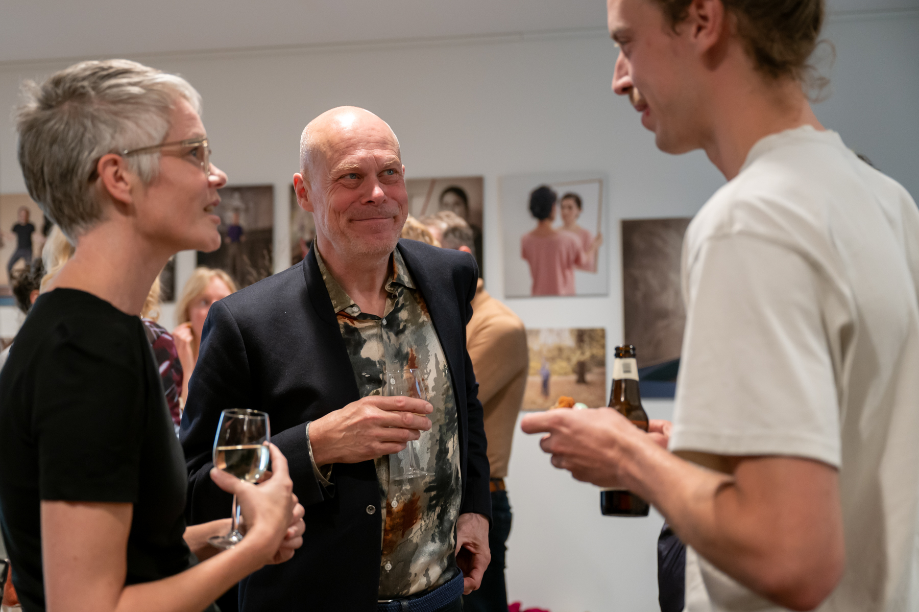 bezoekers praten na tijdens de borrel achteraf